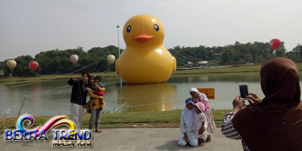 Bebek Raksasa Secara Tiba-tiba Terlihat di Danau Taman Kota Meikarta