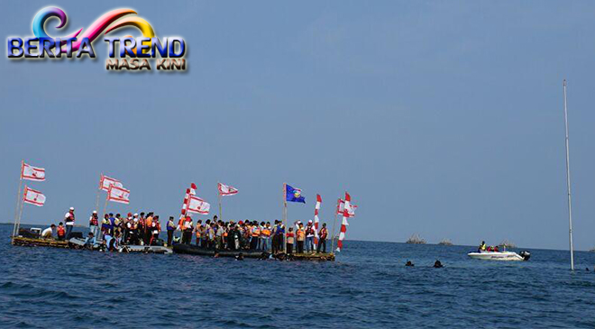 Upacara Bendera Berjalan Dengan Mulus di Bawah Laut Selat Sunda, Merdeka!