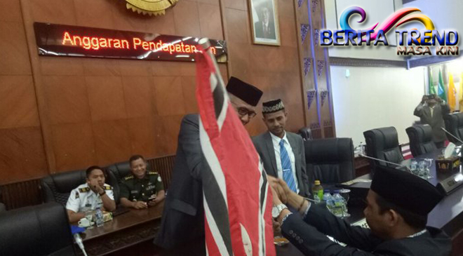 Bendera Bulan Bintang Diserahkan Anggota DPR ke Wagub