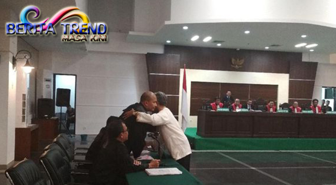 Buni Yani Berpelukan dengan Jaksa dan Meminta Maaf Mengenai Insiden Jari