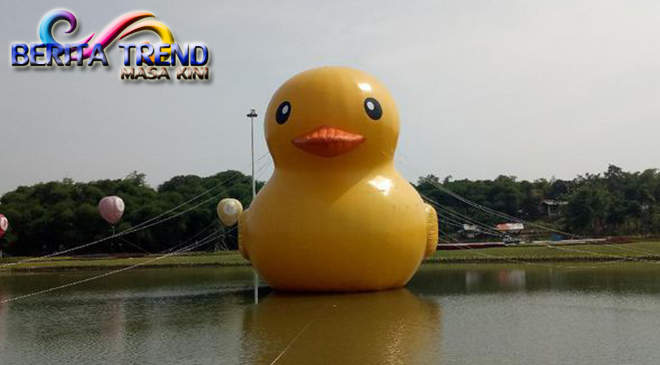 Bebek Raksasa Secara Tiba-tiba Terlihat di Danau Taman Kota Meikarta