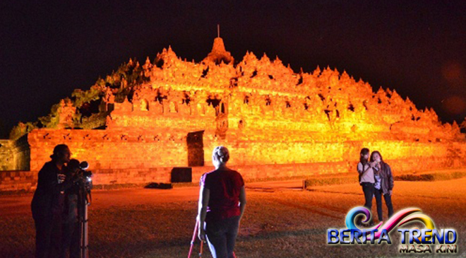 Malam Tadi, Candi Borobudur Telah Disinari Dengan Lampu Orange
