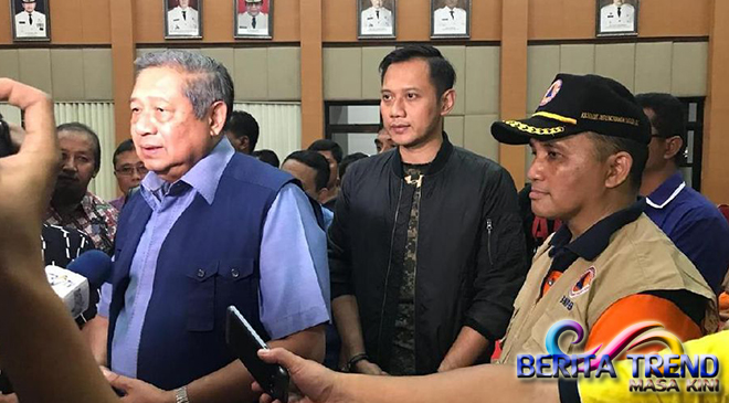 SBY dan Keluarga Membantu Korban Bencana di Pacitan