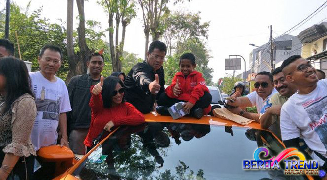 Joni si Pemanjat Tiang Bendera Diberikan Rp 50 Juta Oleh Hotman Paris