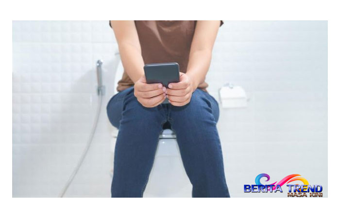 4 Efek Buruk dari Kebiasaan Main HP di Toilet